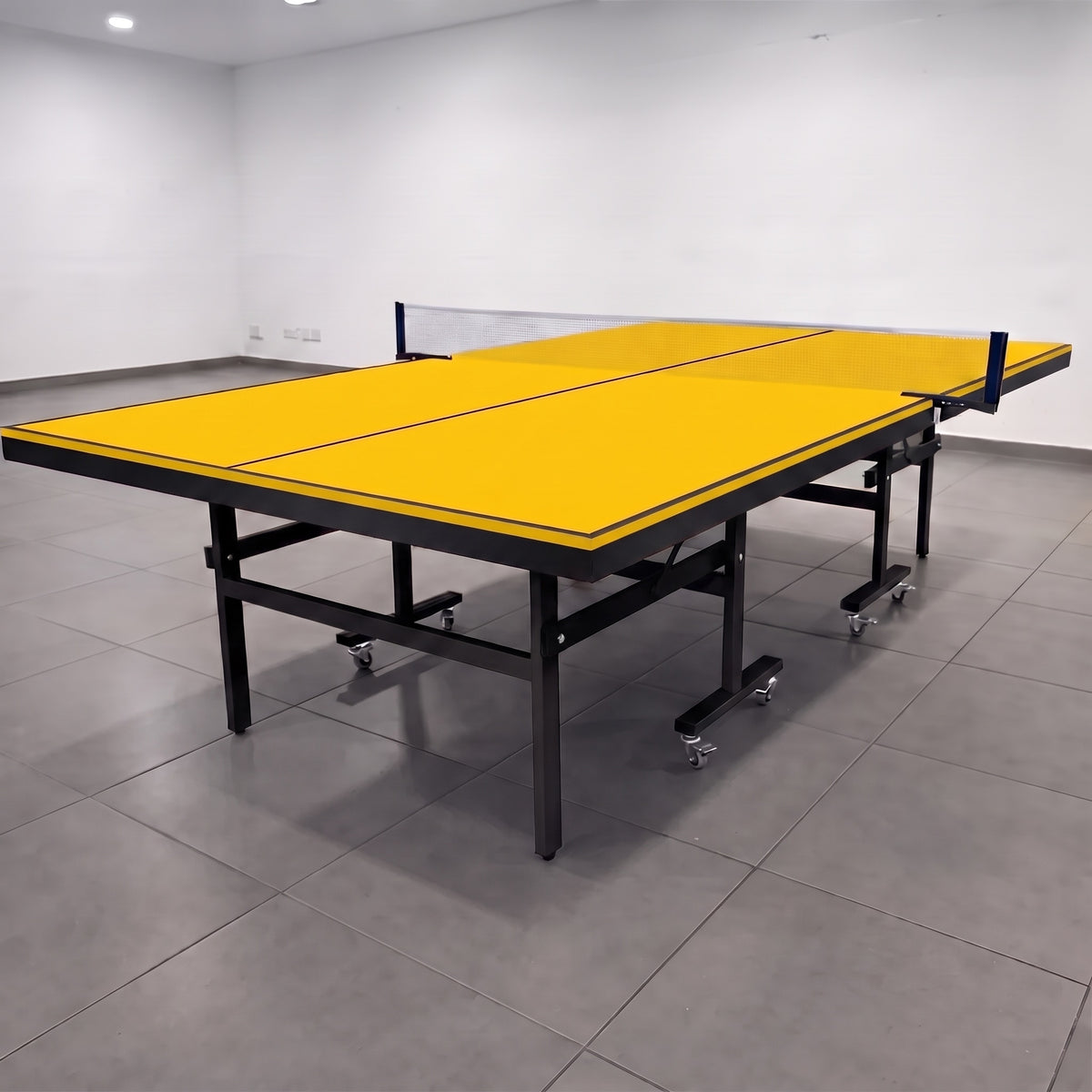 Color: Amarillo y negro — Mesa de ping pong LORBAN amarillo y negro en posición de juego
