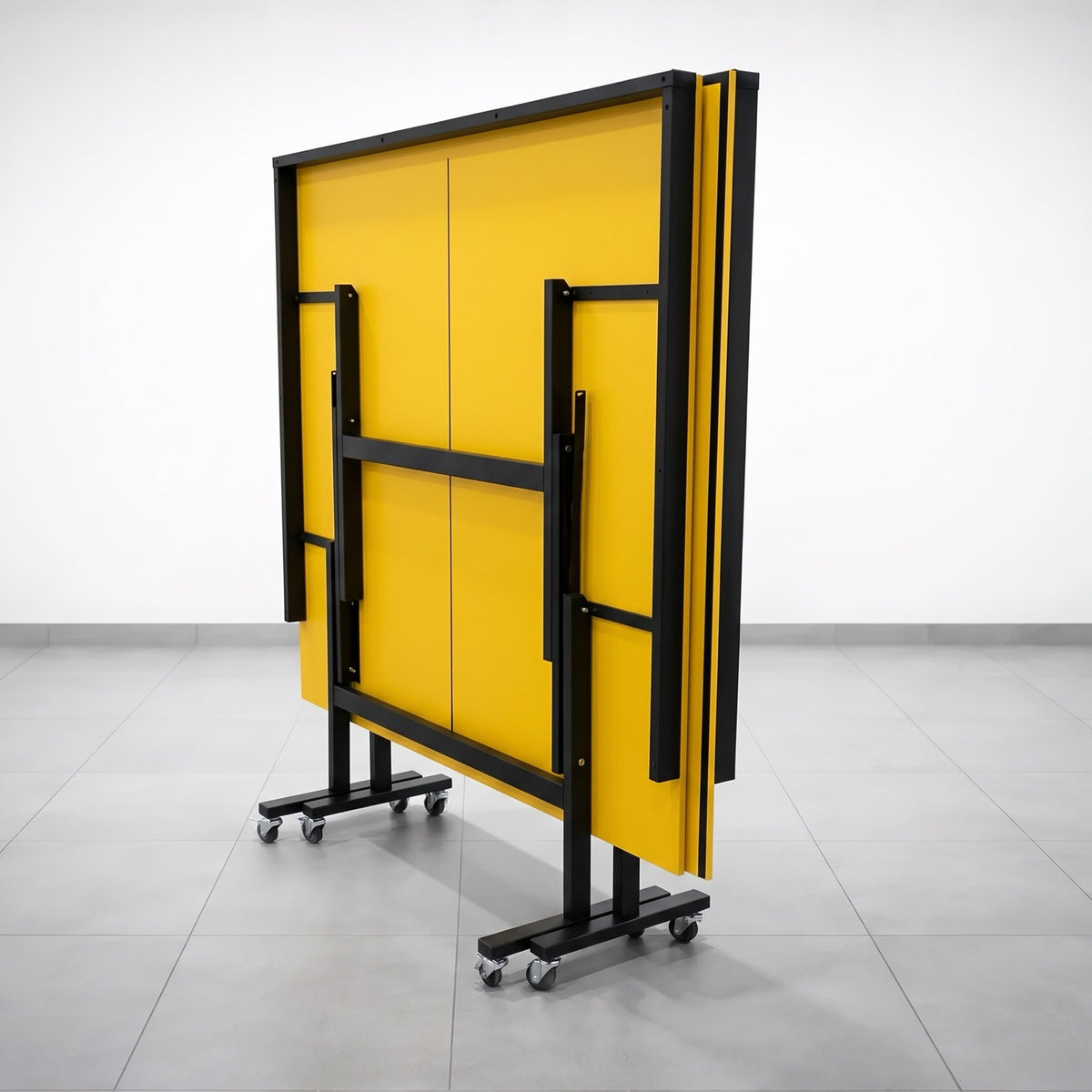 Color: Amarillo y negro — Mesa de ping pong LORBAN amarillo y negro plegada vista por detrás