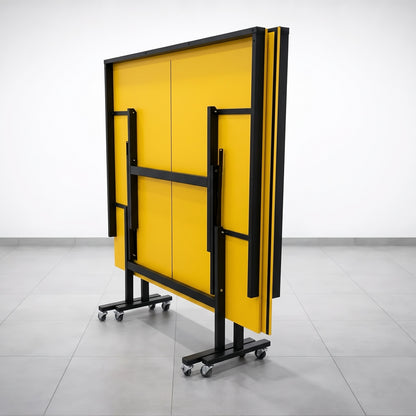 Color: Amarillo y negro — Mesa de ping pong LORBAN amarillo y negro plegada vista por detrás