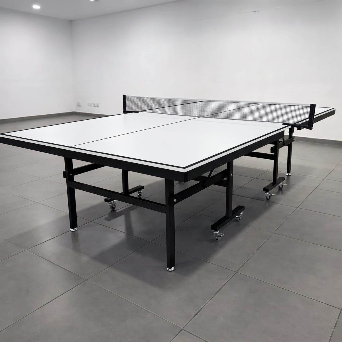 Color: Blanco y negro — Mesa de ping pong LORBAN blanco y negro en posición de juego