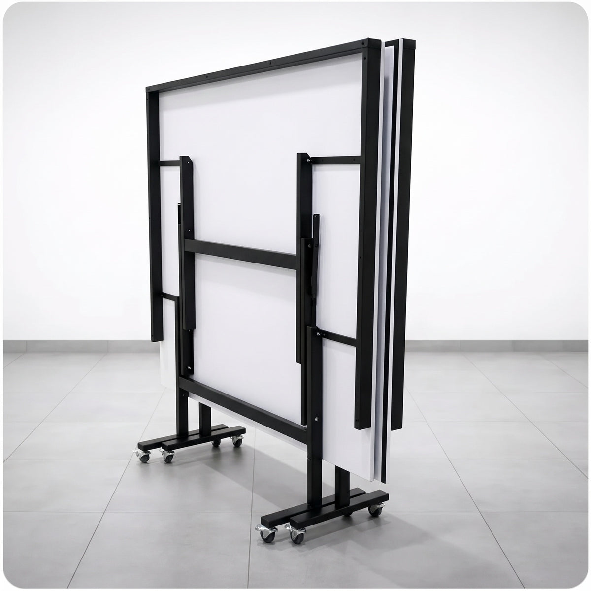 Color: Blanco y negro — Mesa de ping pong LORBAN blanco y negro plegada vista por detrás