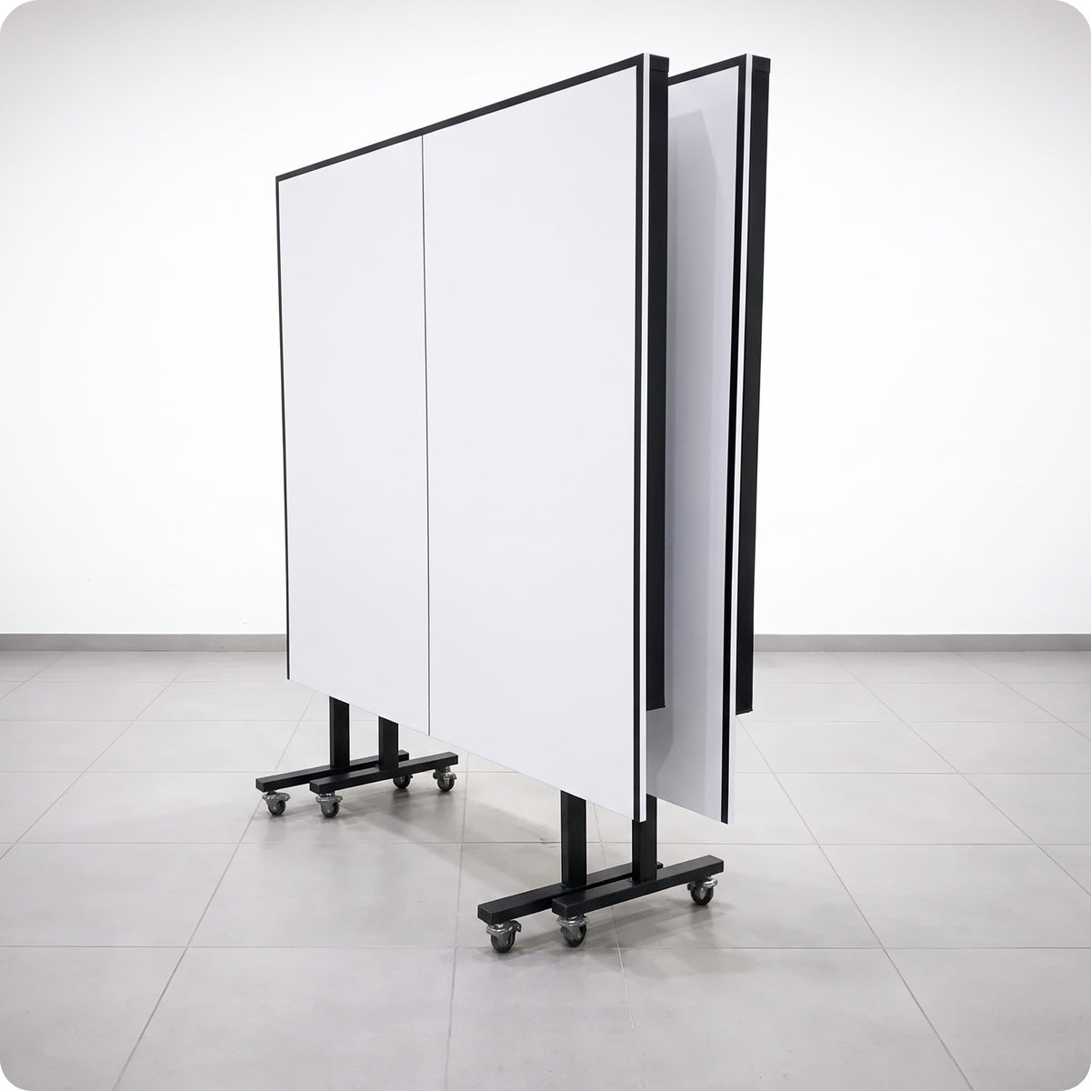 Color: Blanco y negro — Mesa de ping pong LORBAN blanco y negro plegada