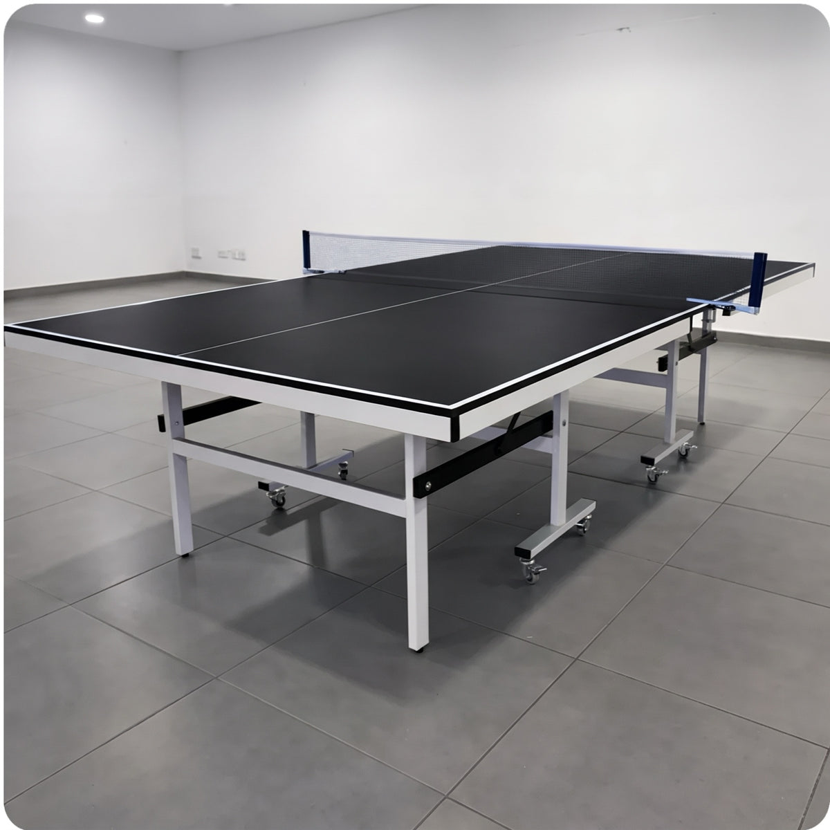 Color: Negra — Mesa de ping pong LORBAN negra en posición de juego