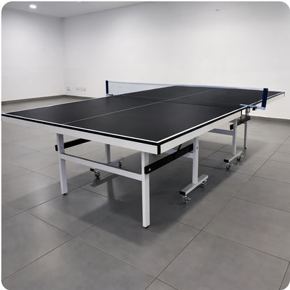 Color: Negra — Mesa de ping pong LORBAN negra en posición de juego