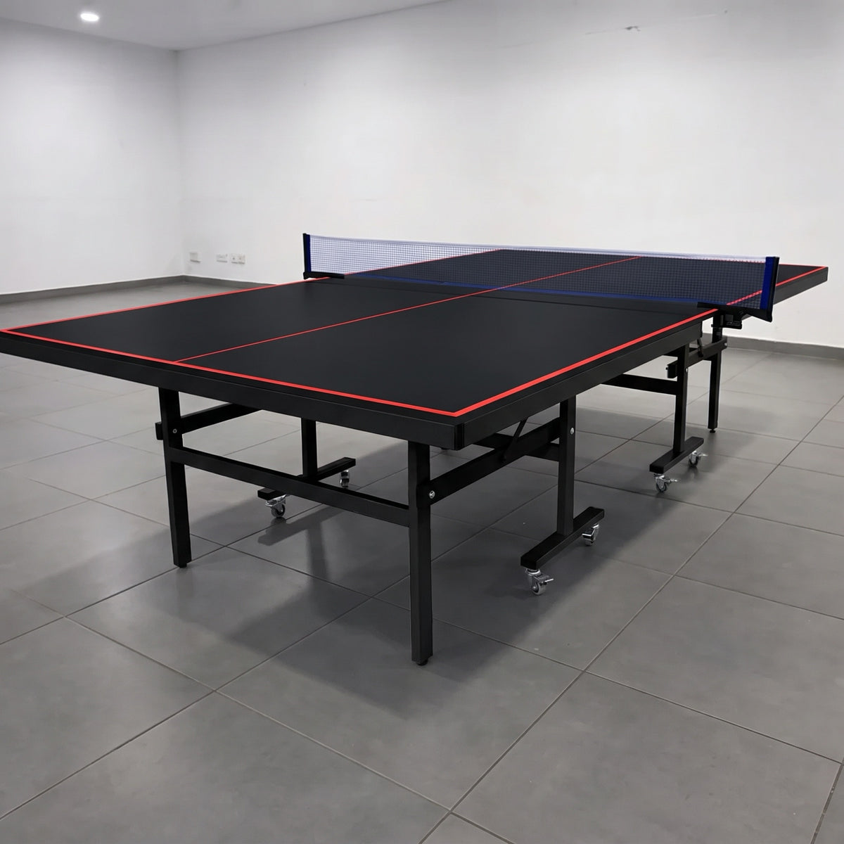 Color: Negro y rojo — Mesa de ping pong LORBAN negro y rojo en posición de juego