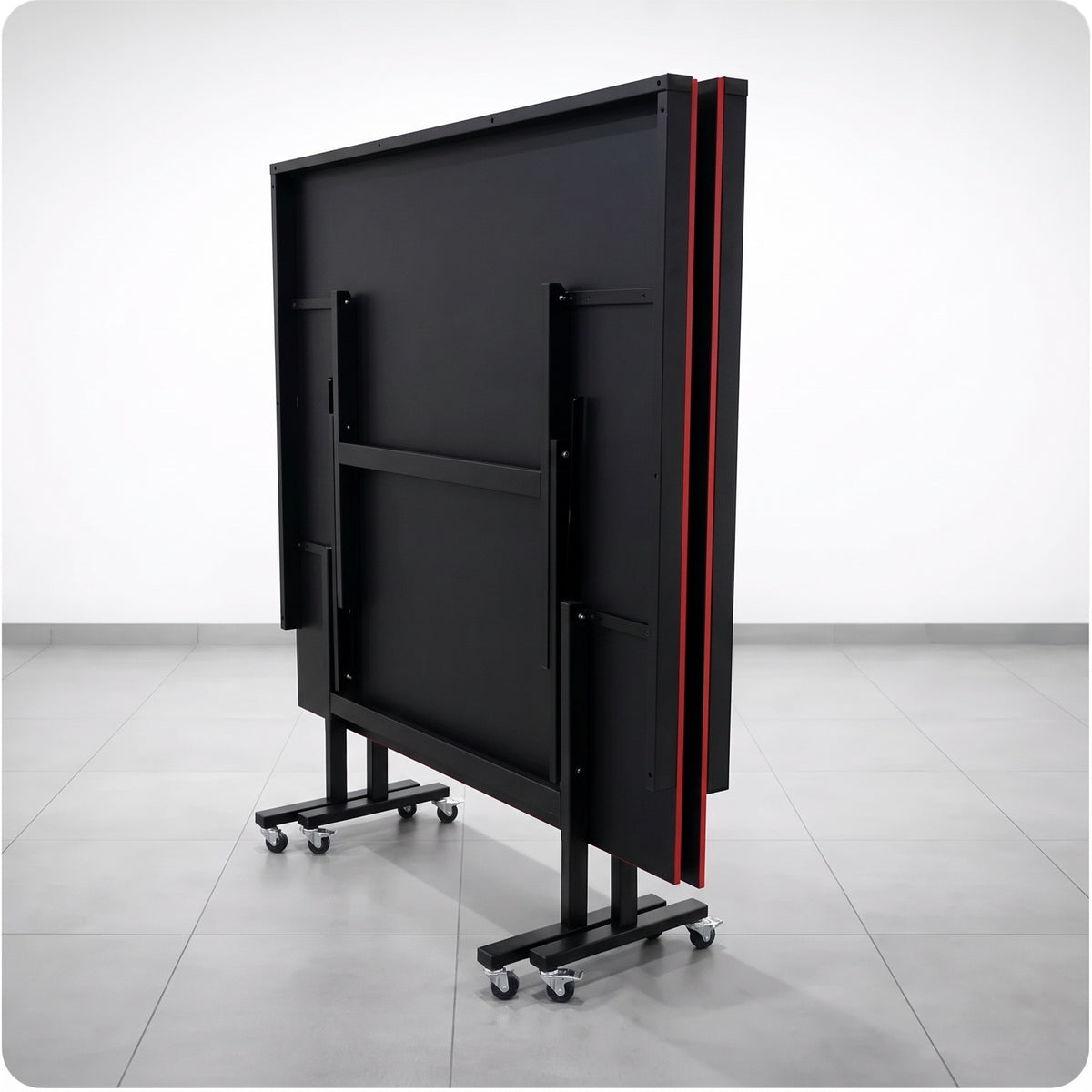 Color: Negro y rojo — Mesa de ping pong LORBAN negro y rojo plegada vista por detrás