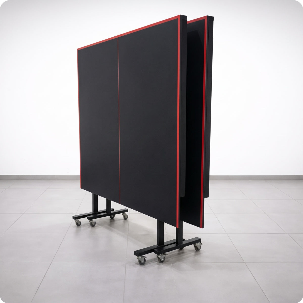 Color: Negro y rojo — Mesa de ping pong LORBAN negro y rojo plegada
