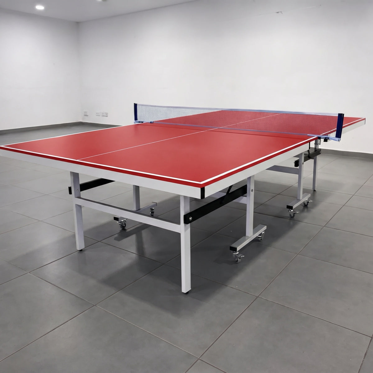 Color: Rojo y blanco — Mesa de ping pong LORBAN rojo y blanco en posición de juego