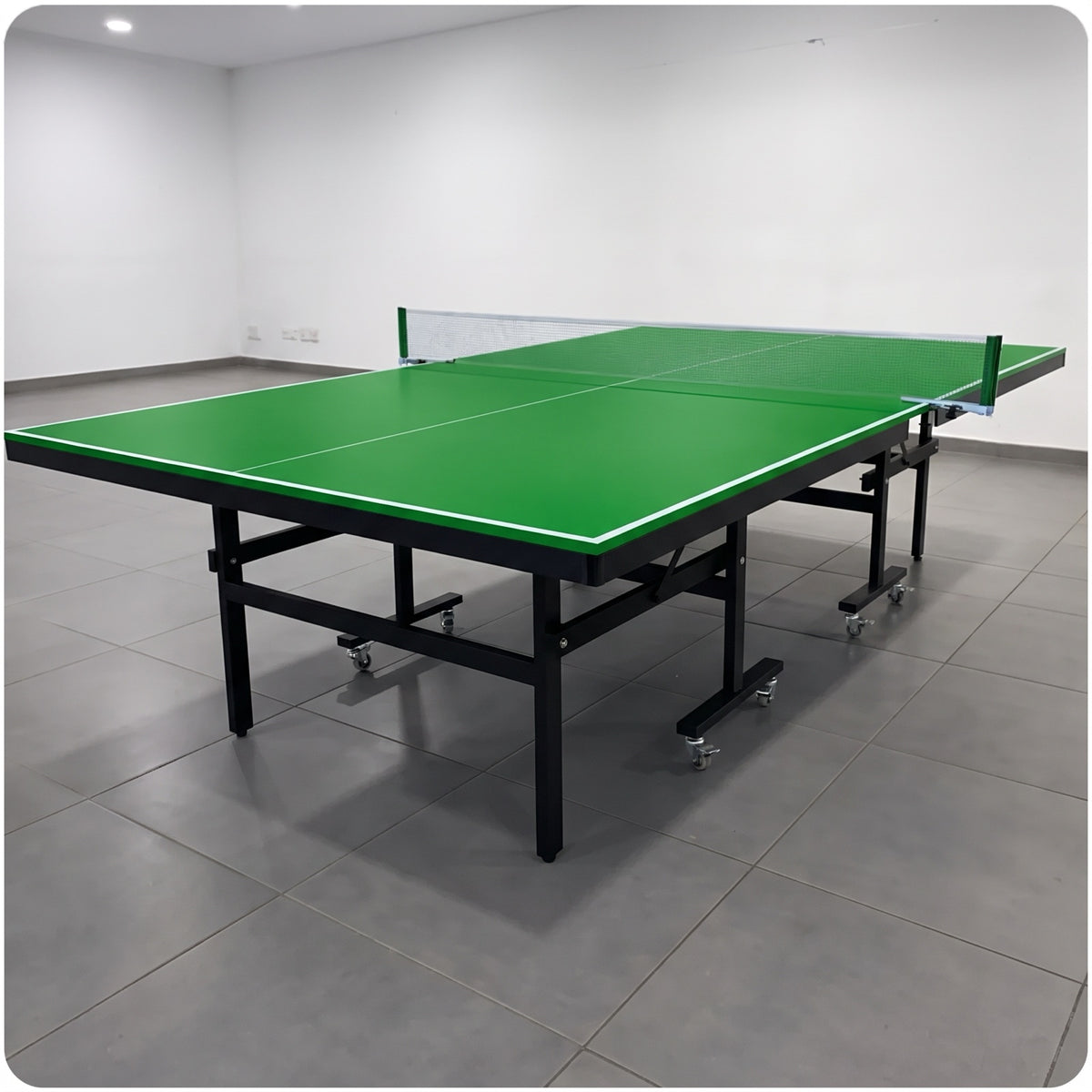 Color: Verde y blanco — Mesa de ping pong LORBAN verde y blanco en posición de juego