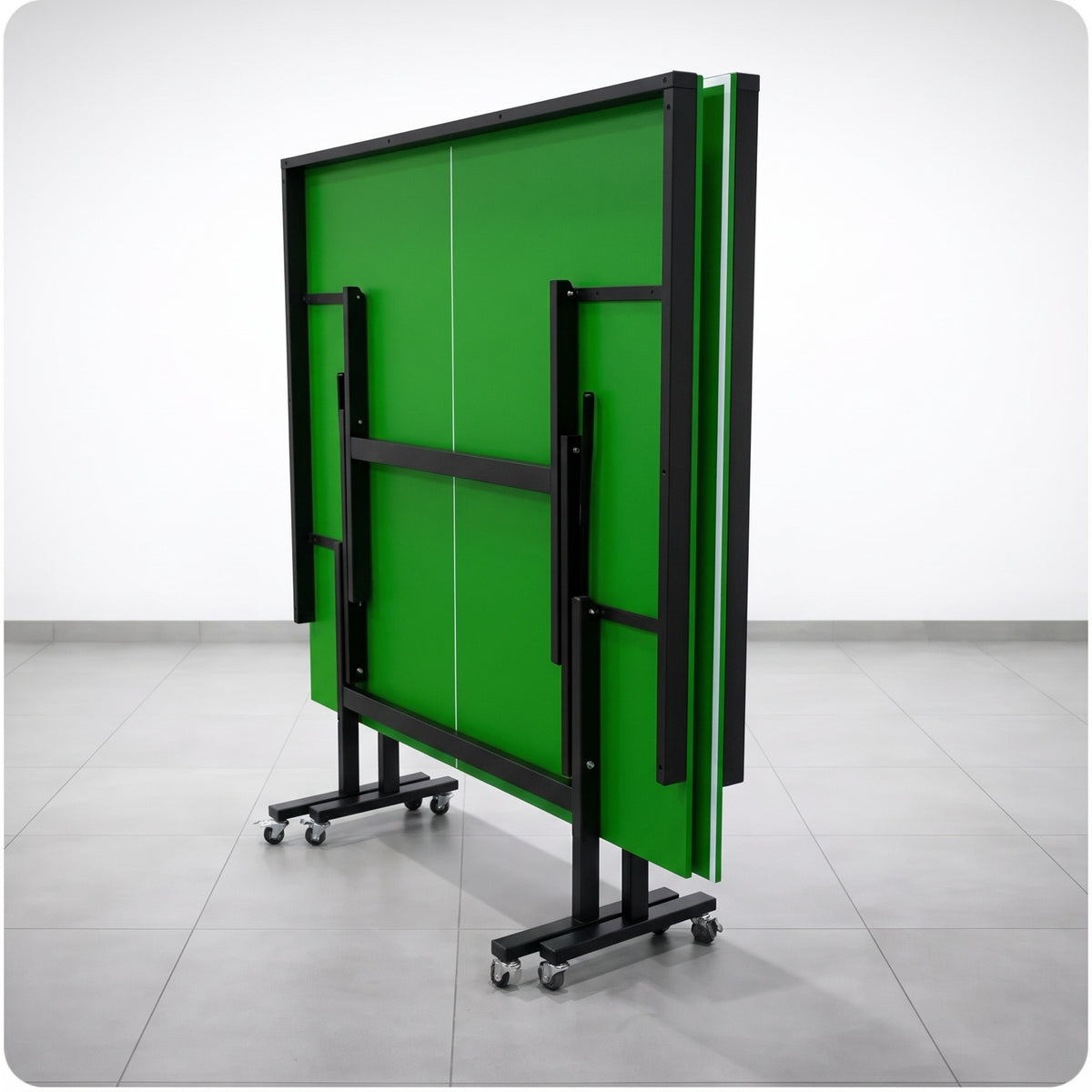 Color: Verde y blanco — Mesa de ping pong LORBAN verde y blanco plegada vista por detrás